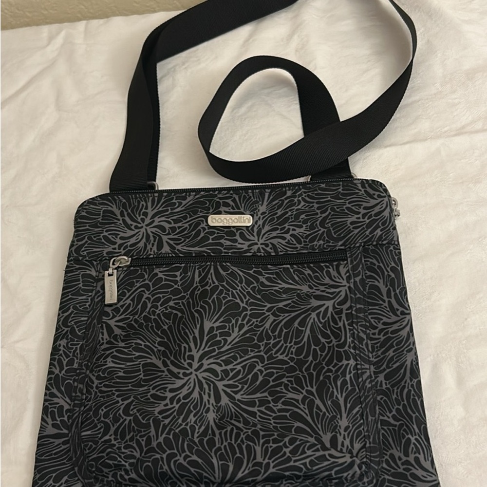 Baggallini Black Floral-Print Crossbody Bag